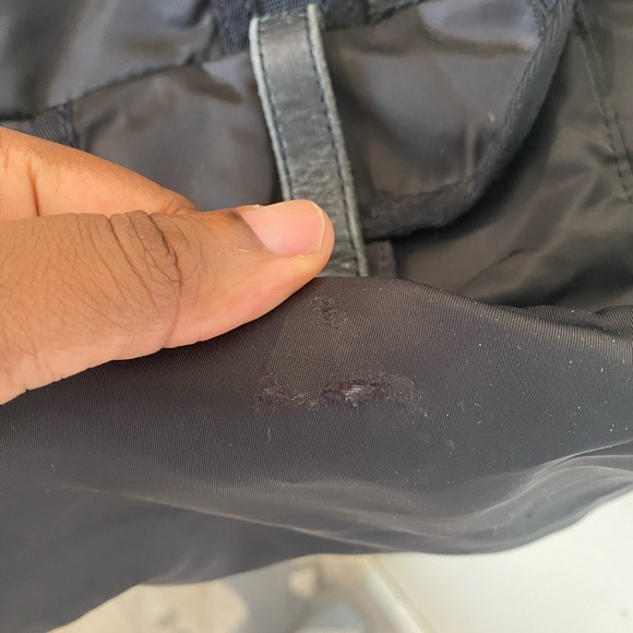 Lululemon designed in Vancouver in 1998 black shoulder bag… - Picture 7 of 12